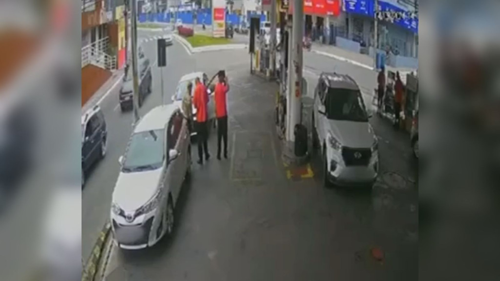 Amigos se dão mal após abastecerem veículo e fugirem de posto de gasolina