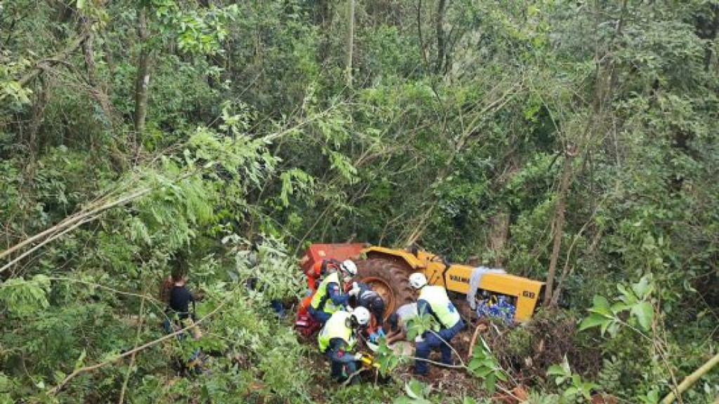 Trabalhador cai com trator em ribanceira com 30 metros de altura