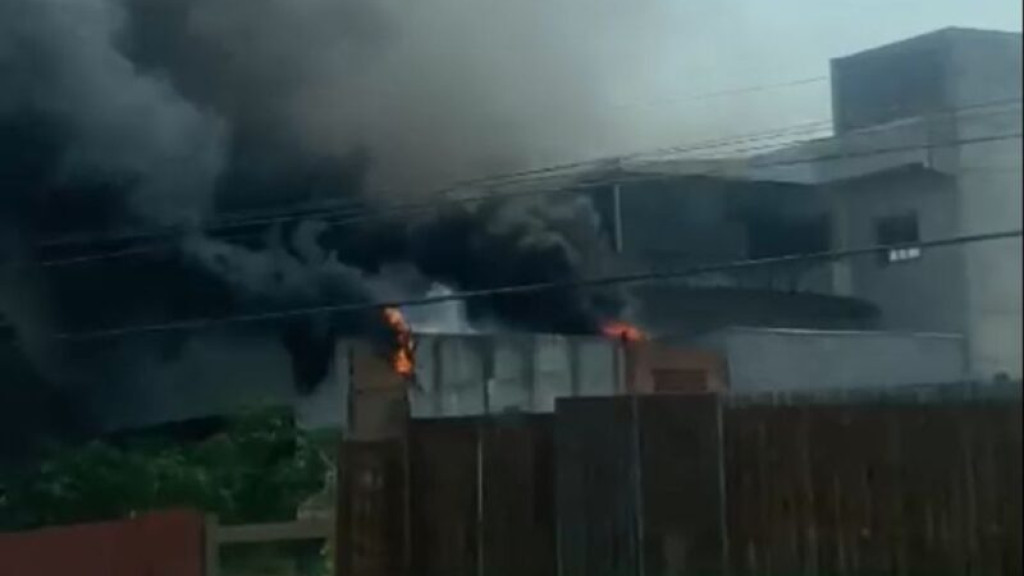 URGENTE: Galpão pega fogo próximo a creche e aulas são suspensas em Balneário Camboriú