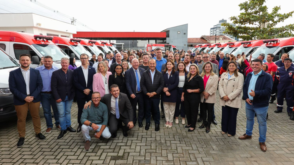 Governador de Santa Catarina entrega 16 novas ambulâncias do SAMU