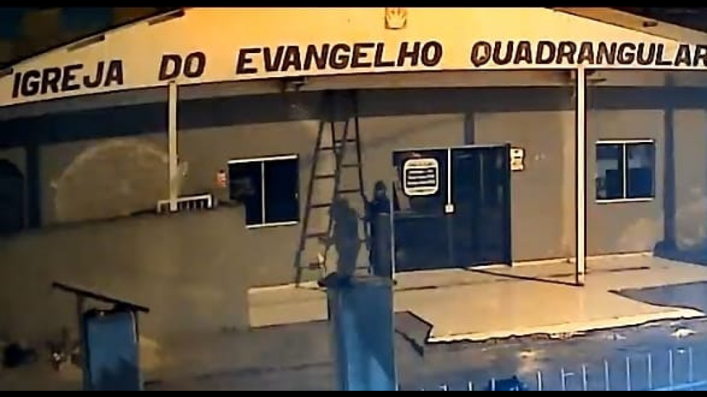 Ladrão é flagrado por câmeras de segurança tentando arrombar igreja de Tijucas