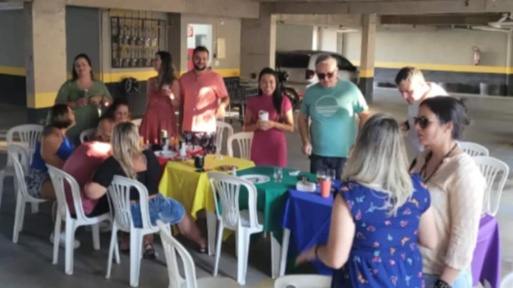 Moradores de condomínio celebram com festa a saída de vizinha problemática