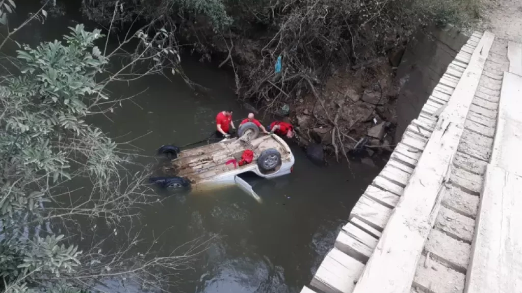 Corpo de motorista é encontrado após carro cair dentro de rio