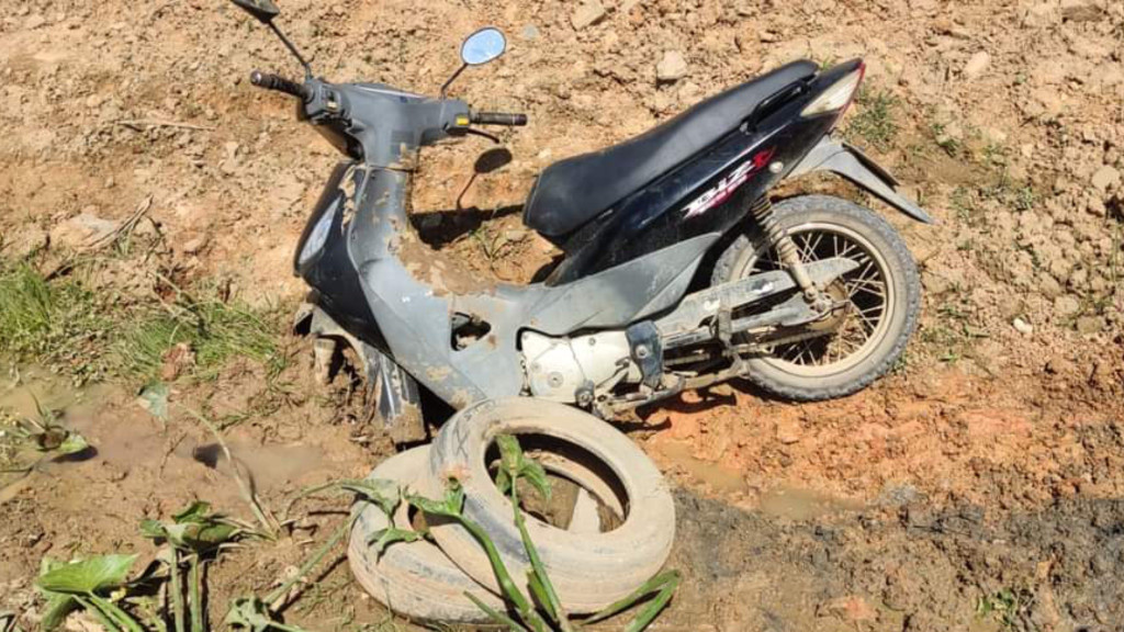 Motociclista desmaia em alta velocidade e despenca em vala