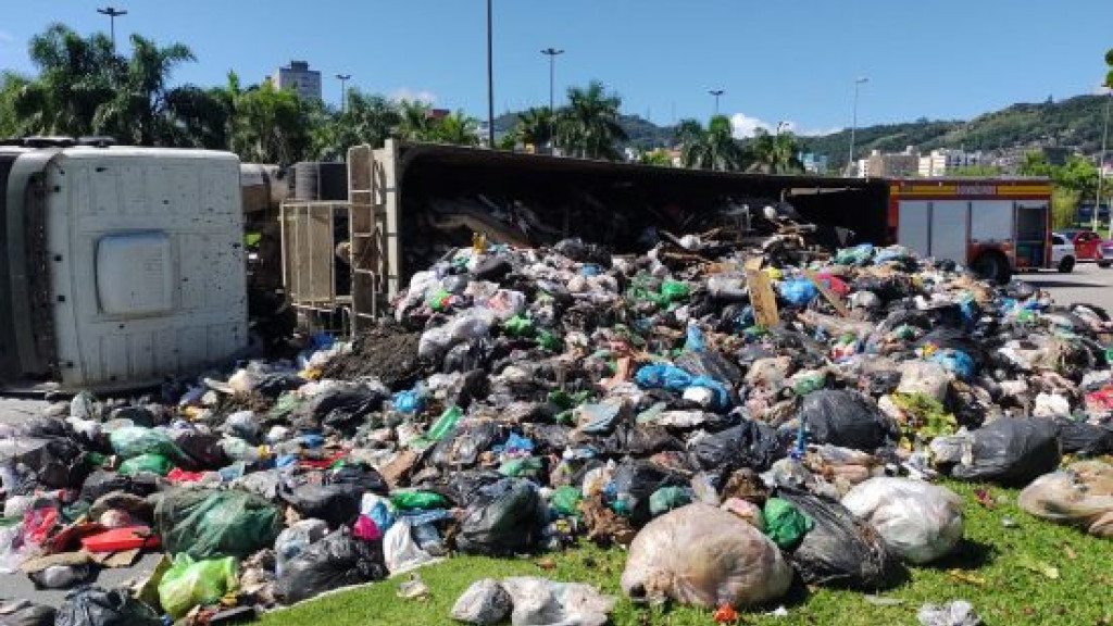 Caminhão de lixo tomba no centro de Florianópolis