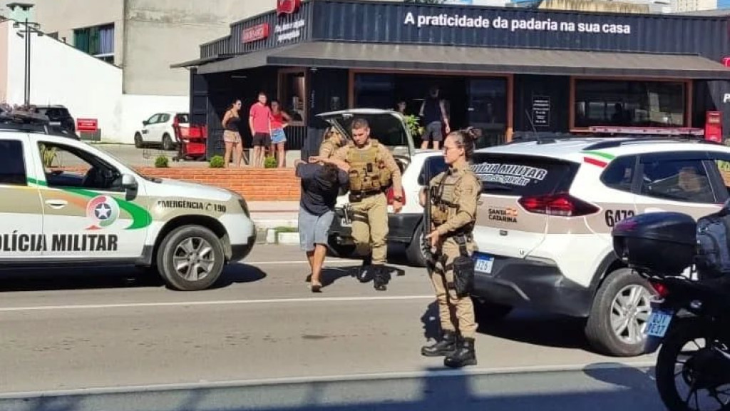 Homem em liberdade provisória é preso com carro furtado, em Balneário Camboriú