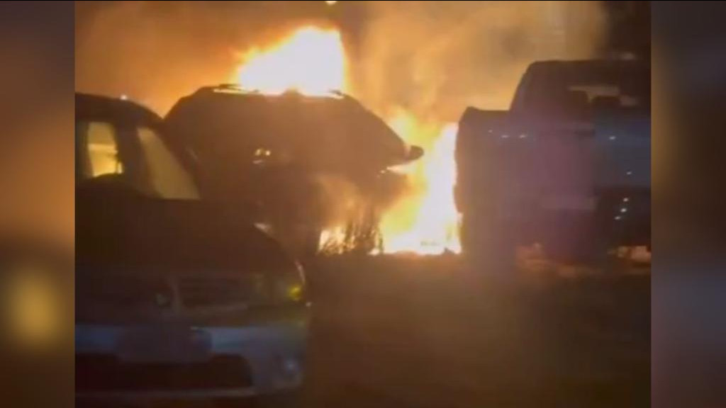 Explosão de rojão destrói veículos em São Francisco do Sul