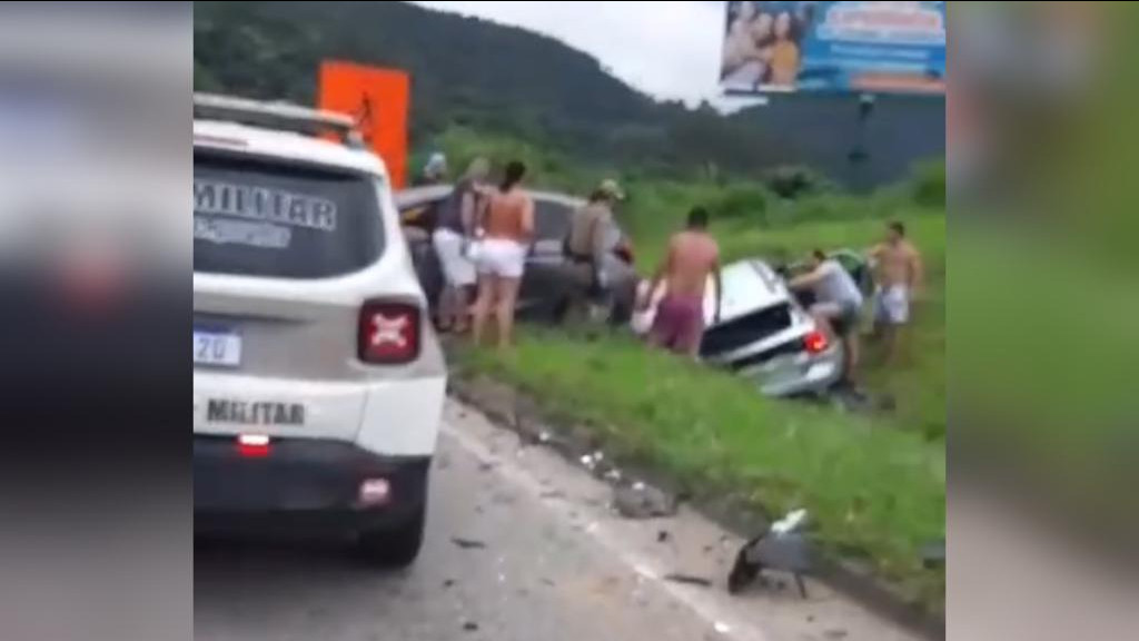 Perseguição policial termina em acidente na BR-101, em Itapema