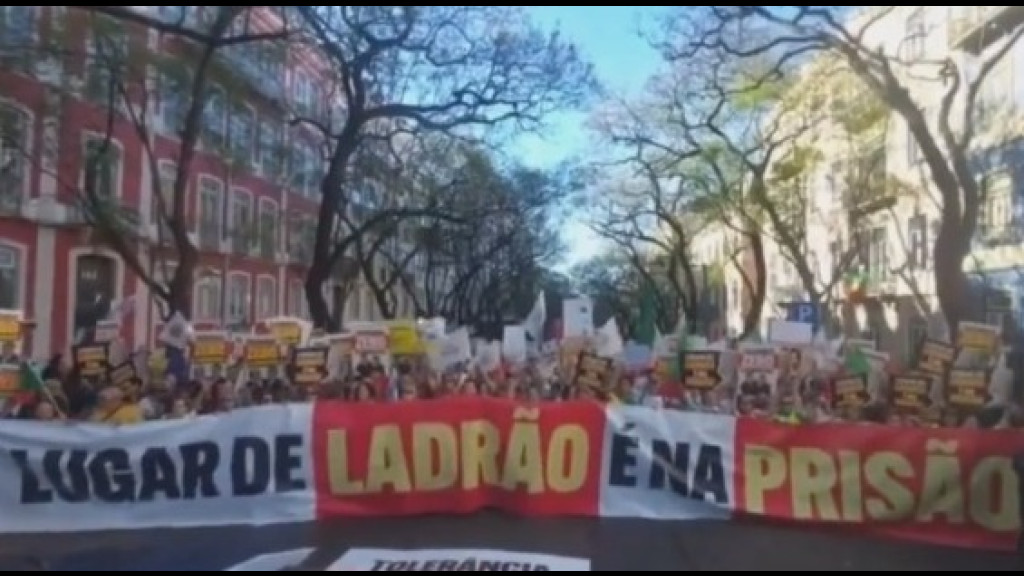 Lula tem recepção indigesta em Portugal aos gritos de "lugar de ladrão é na prisão"