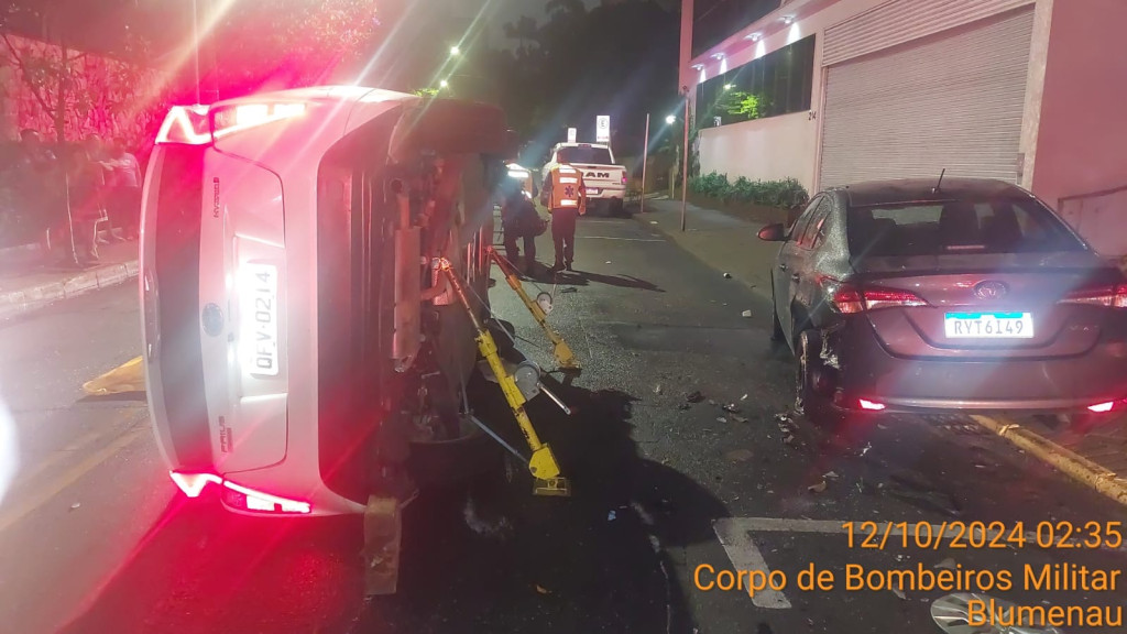 Carro capota e mulheres ficam presas em acidente em Blumenau