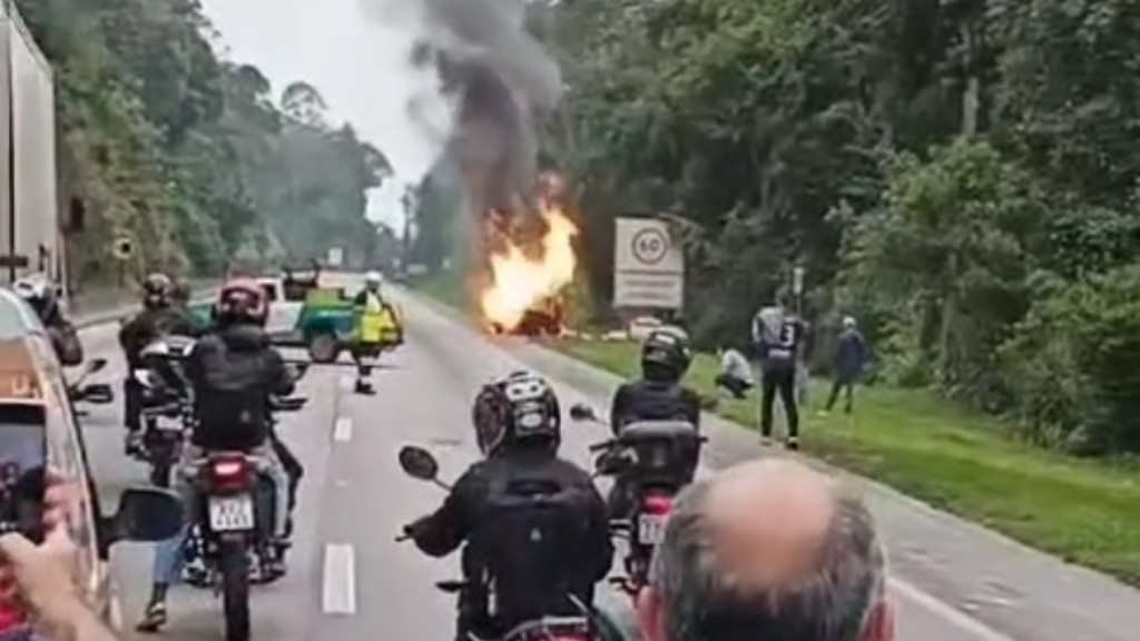 Fogo destrói caminhonete e paralisa BR-101 entre Balneário Camboriú e Itapema