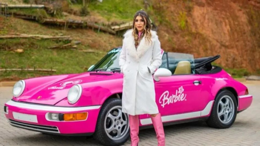 Empresária de SC transforma Porsche Carrera 1994 em “carro da Barbie”
