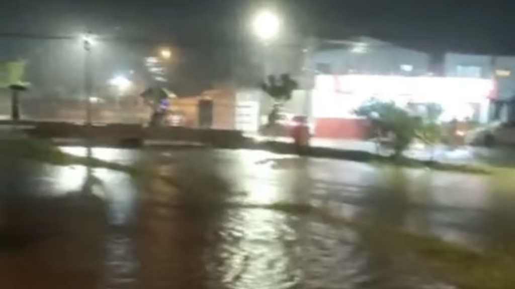 ALERTA: Fortes chuvas alagam ruas de Itajaí e previsão é de mais