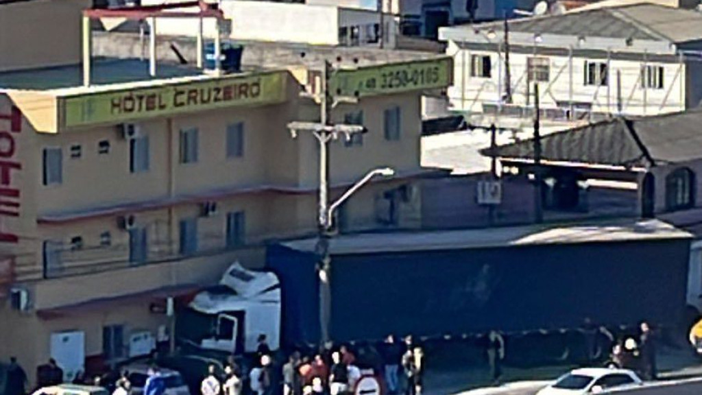 URGENTE: Carreta colide contra entrada de hotel em São José