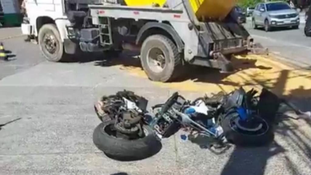 Motociclista morre após colisão com caminhão e moto parte ao meio