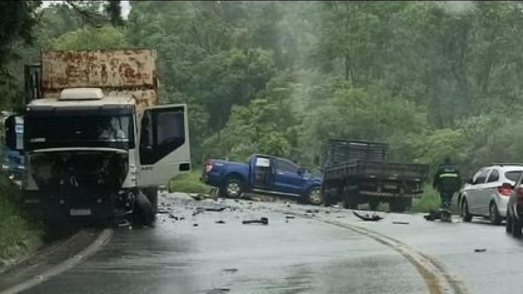 Grave acidente entre caminhão e dois veículos é registrado na BR-470