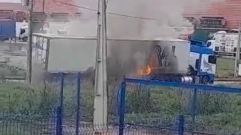 Carreta em chamas assusta moradores de Tijucas