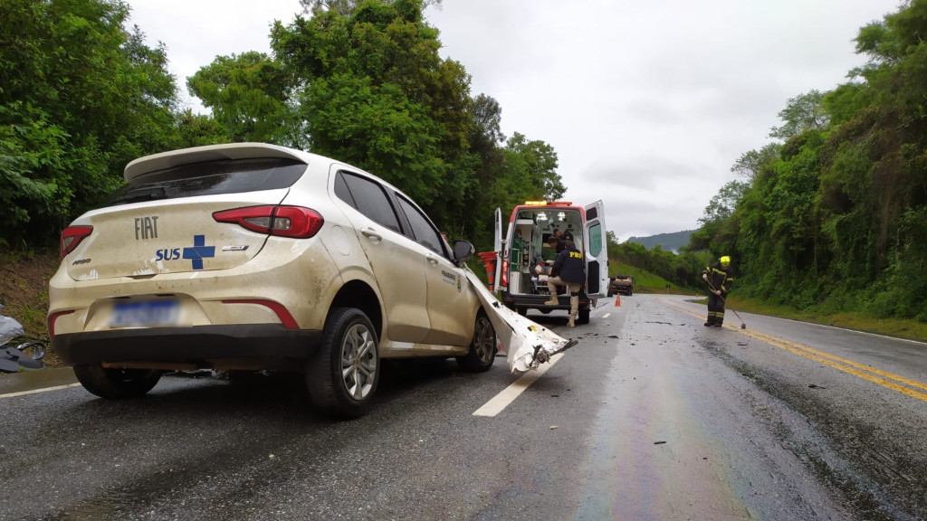 Grave acidente na BR-282 deixa motorista preso nas ferragens após impacto entre caminhão e carro