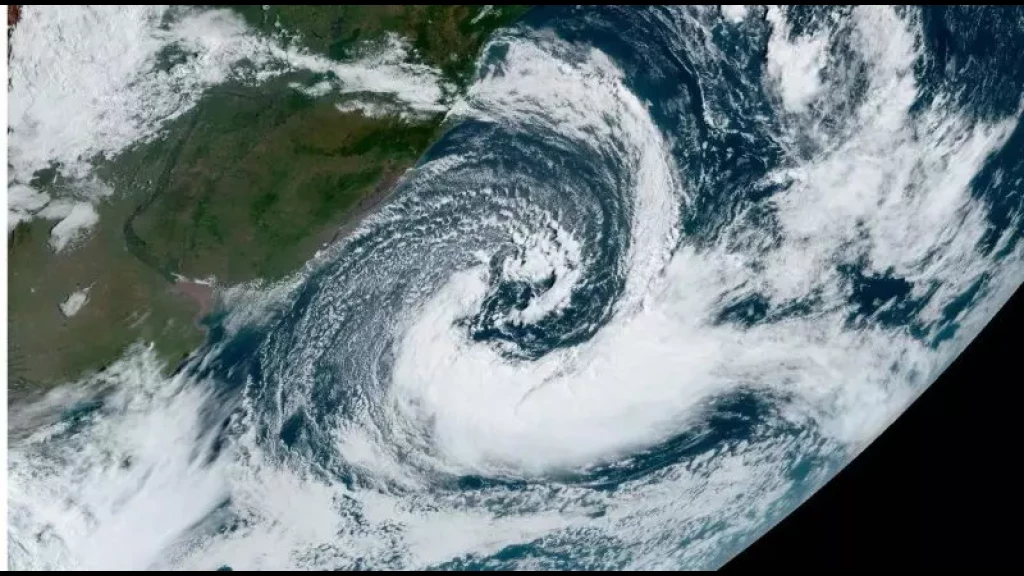 Ciclone extratropical ameaça Florianópolis com rajadas de vento de até 80 km/h e queda de temperatura