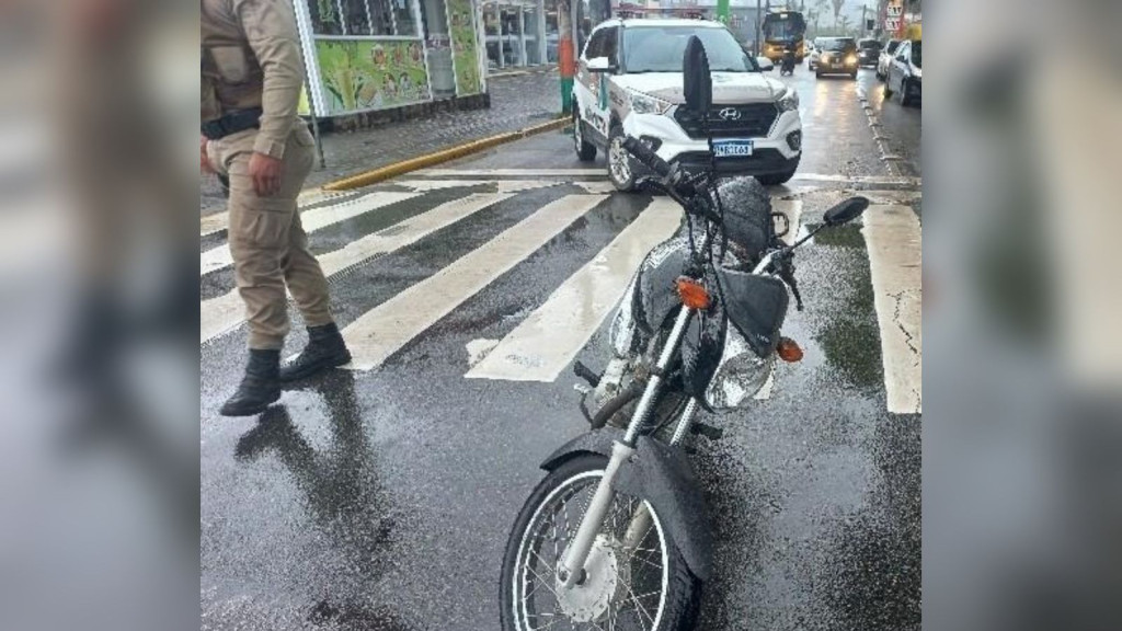 Idoso de 88 anos é atropelado na faixa de pedestres por motociclista sem CNH em Camboriú