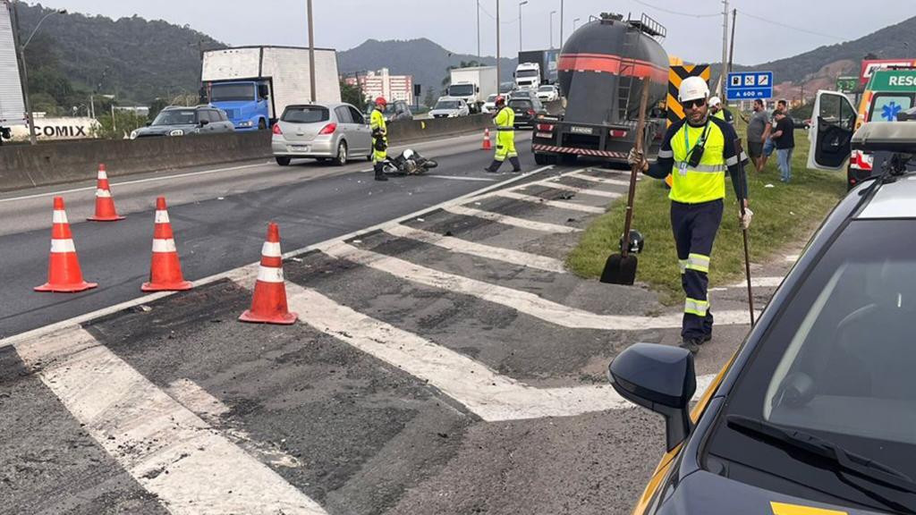 Mulher morre após colisão lateral entre moto e caminhão na BR-101, em Itajaí