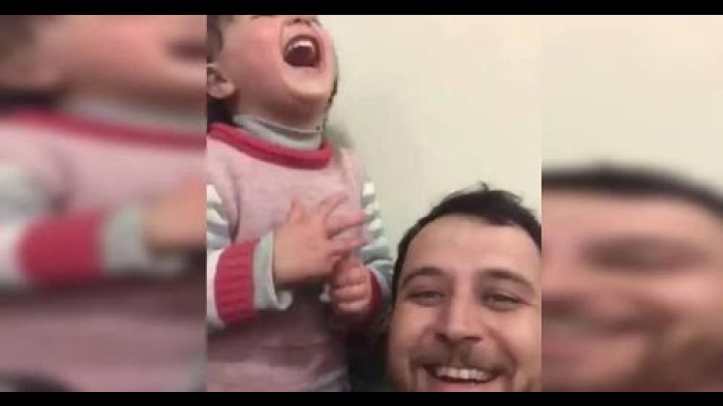 Menina síria que ria de bombas durante a guerra agora está desalojada após terremoto na Turquia