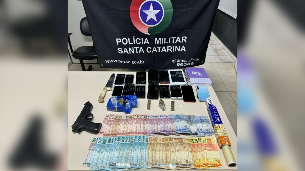 Drogas encontradas em mochila escolar durante prisão de casal em São João Batista