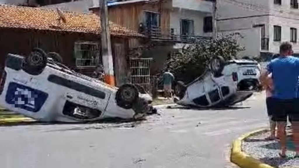 Dois carros capotam após acidente em cruzamento perigoso de Camboriú