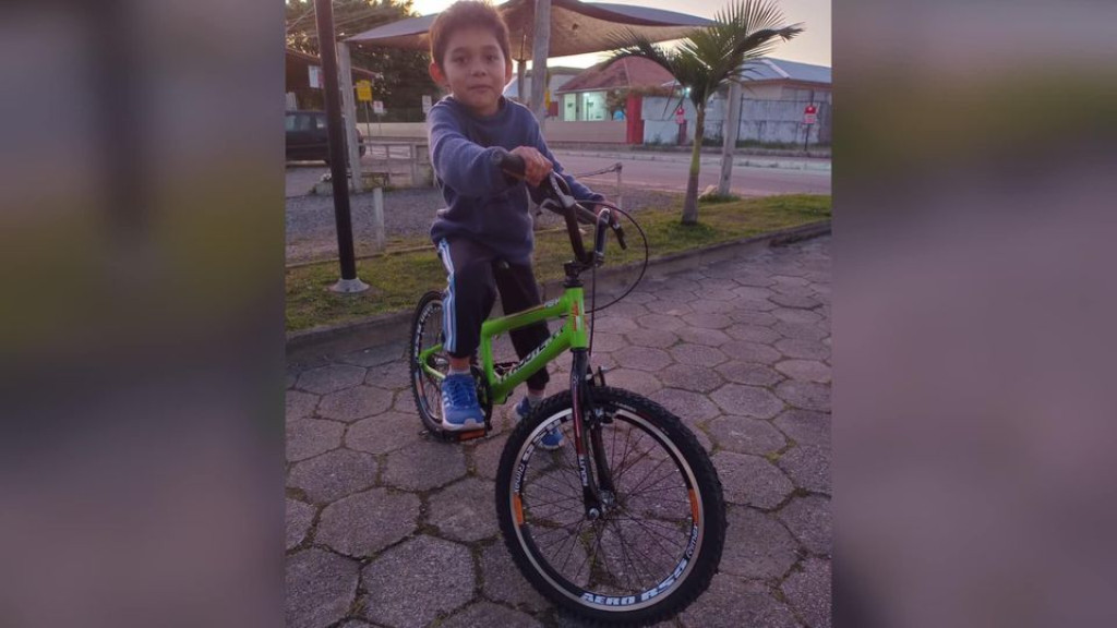 Tristeza em Tijucas: Bicicleta de menino de 8 anos é furtada e família faz apelo
