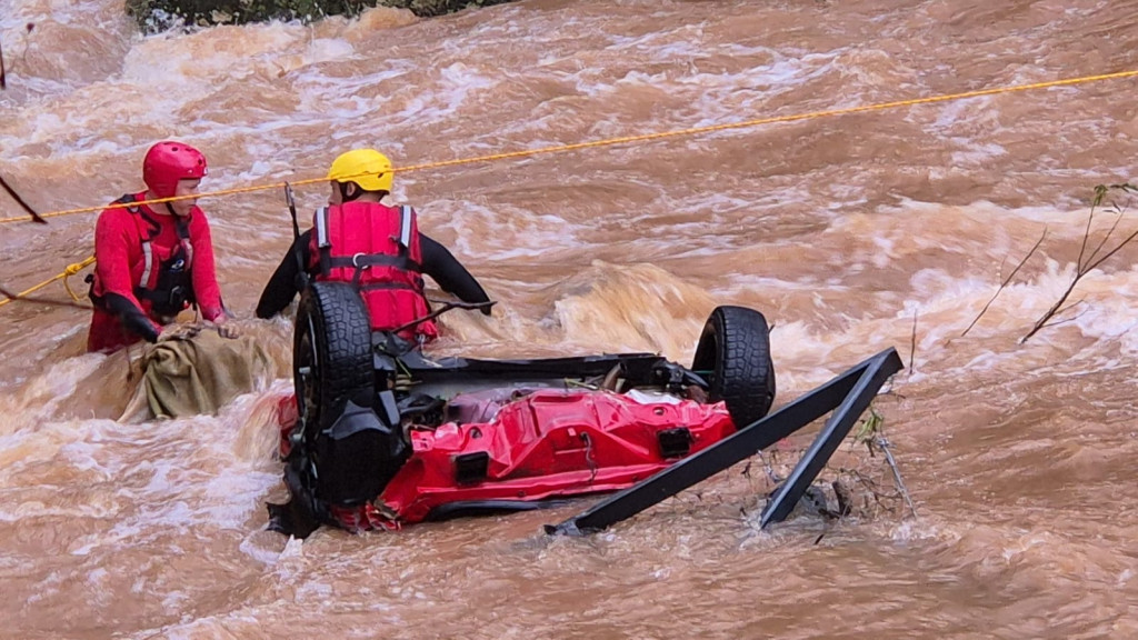 Carro arrastado com idoso é encontrado capotado em rio de Santa Catarina