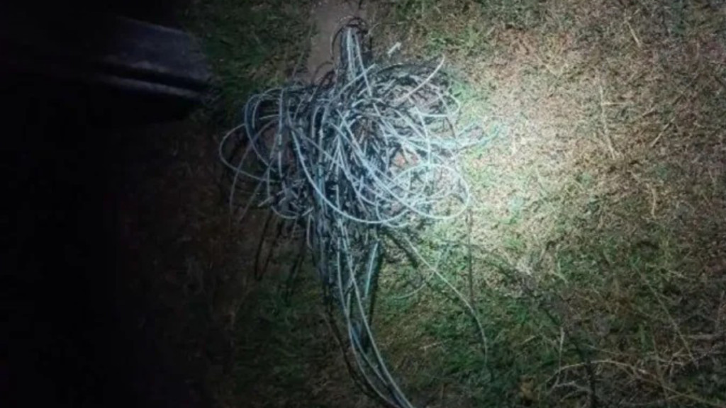 Ladrão de fios elétricos leva choque e desiste do crime