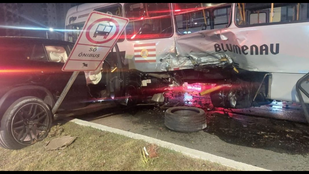 Grave acidente entre carro e ônibus deixa nove feridos em Blumenau
