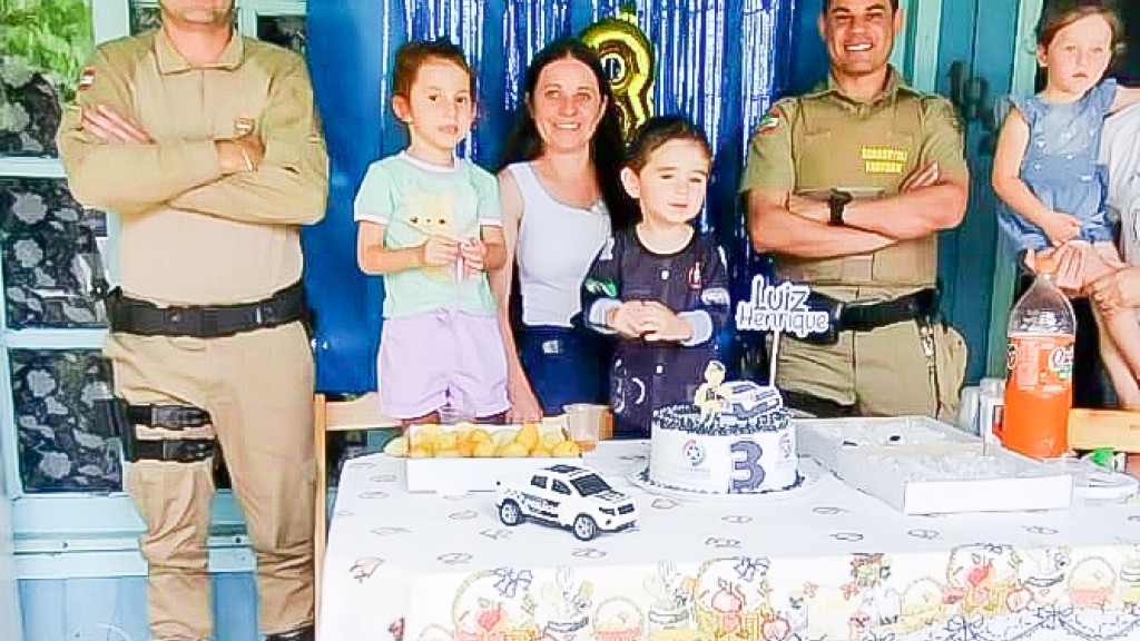 Polícia Militar atende pedido especial e visita aniversário de garoto de 3 anos