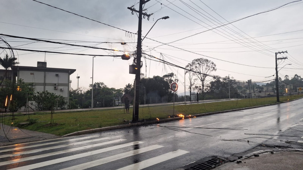 Poste em chamas derruba cabos e provoca caos no trânsito em Florianópolis