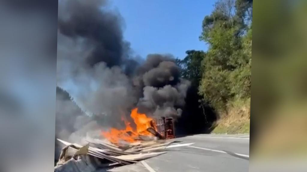 Motorista de SC sobrevive a acidente com carreta em chamas entre PR e SP