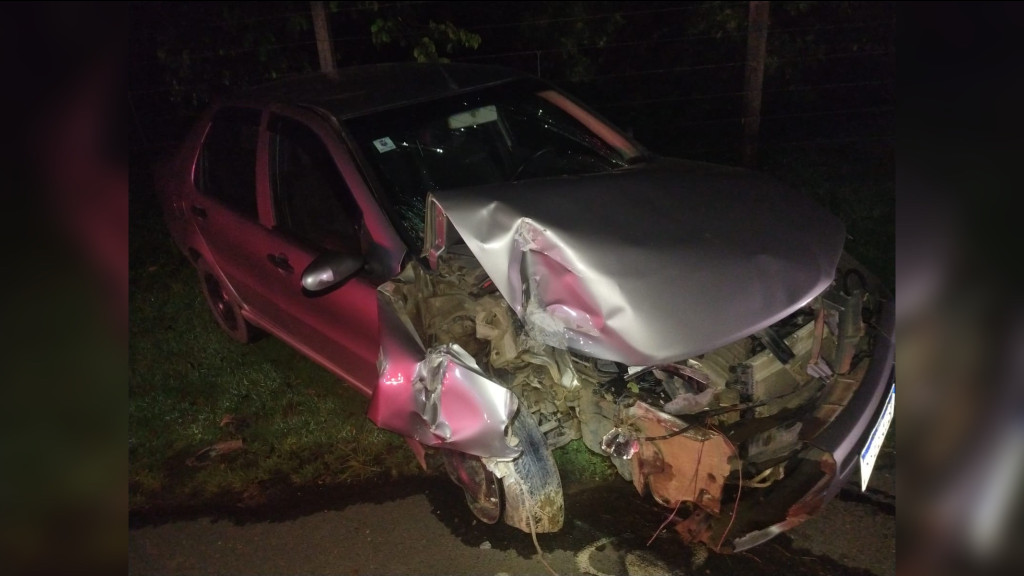 Colisão em poste deixa carro destruído, mas condutora sai sem ferimentos