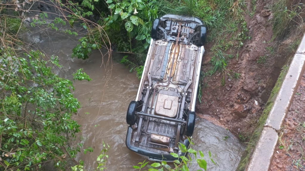 Populares salvam motorista que caiu de ponte em acidente em SC