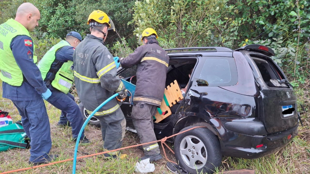 Grave acidente entre veículos deixa feridos na SC-402, em Florianópolis