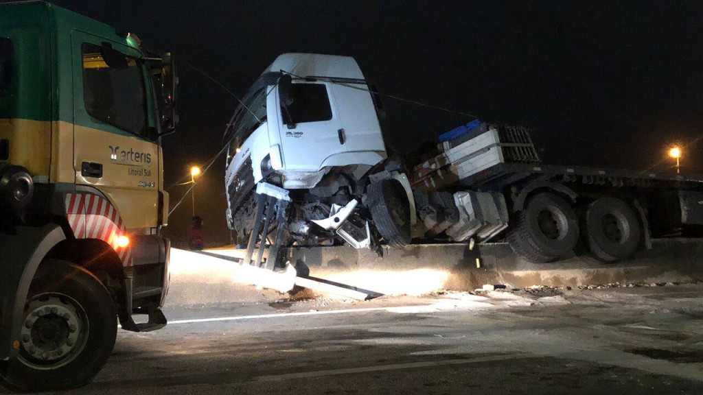 VÍDEO: Carreta sobe em mureta após colisão com carro na BR-101, em Itajaí