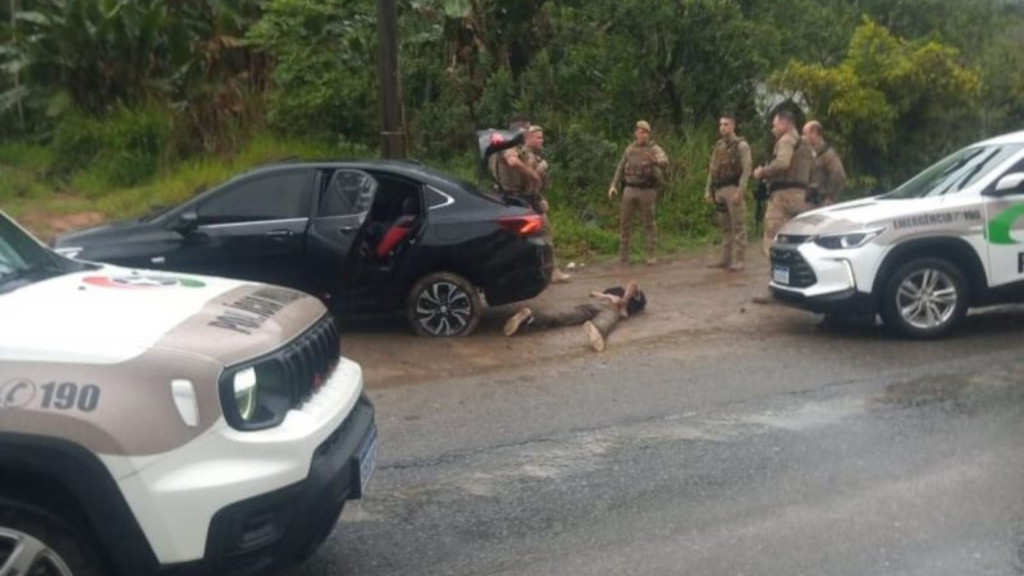 Assaltante tenta atropelar policiais e é preso após perseguição em SC