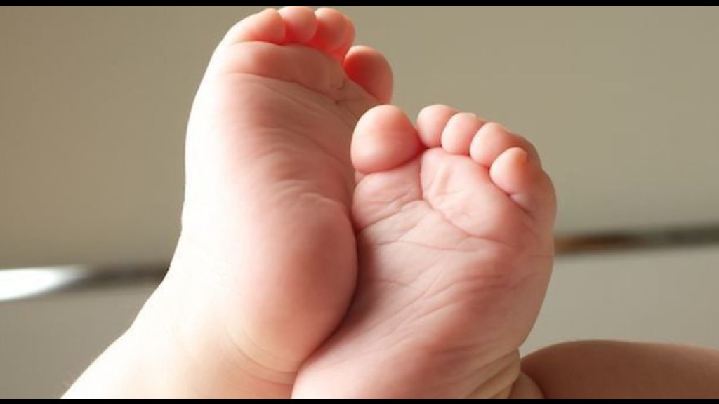 Bebê de nove meses morre após receber descarga elétrica enquanto engatinhava em casa
