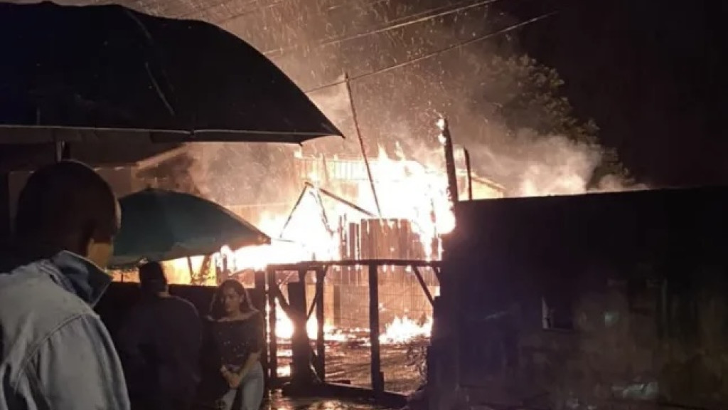‘Gato’ de energia supostamente leva a incêndio em casa abandonada em São João Batista