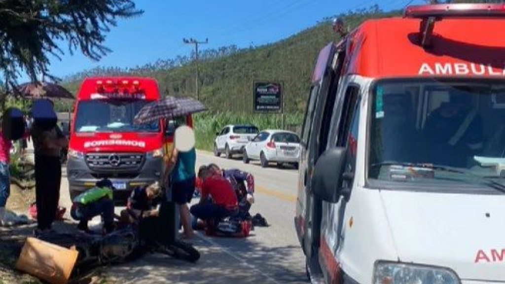 Idoso 'voa longe' após cortar a frente de motociclista na SC-108, em São João Batista