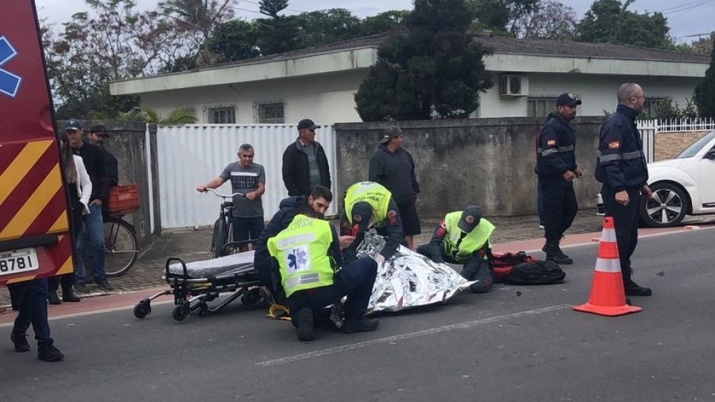 Acidente deixa motociclista ferido em Tijucas e câmeras flagram momento