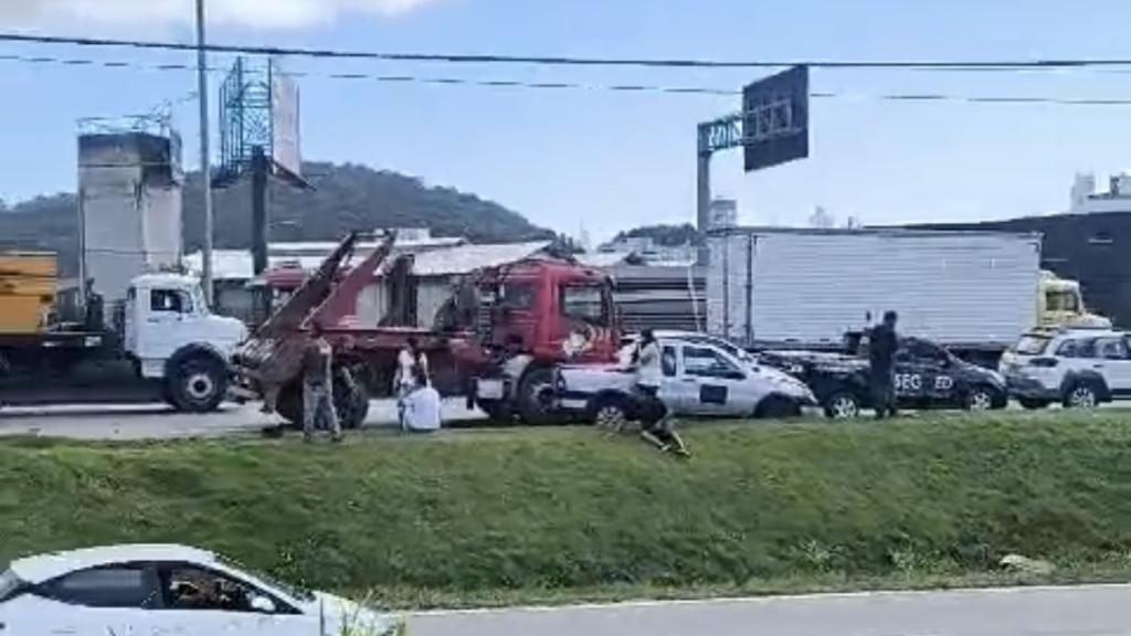 Engavetamento com cinco carros e um caminhão é registrado na BR-101 em Balneário Camboriú