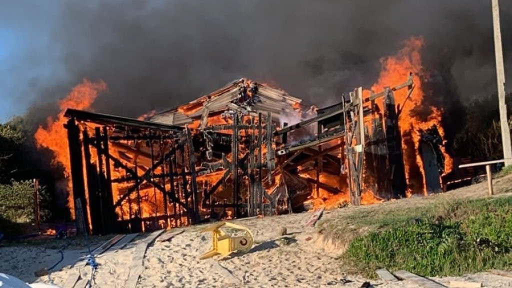 URGENTE: Rancho de pescador é tomado pelo fogo em Florianópolis