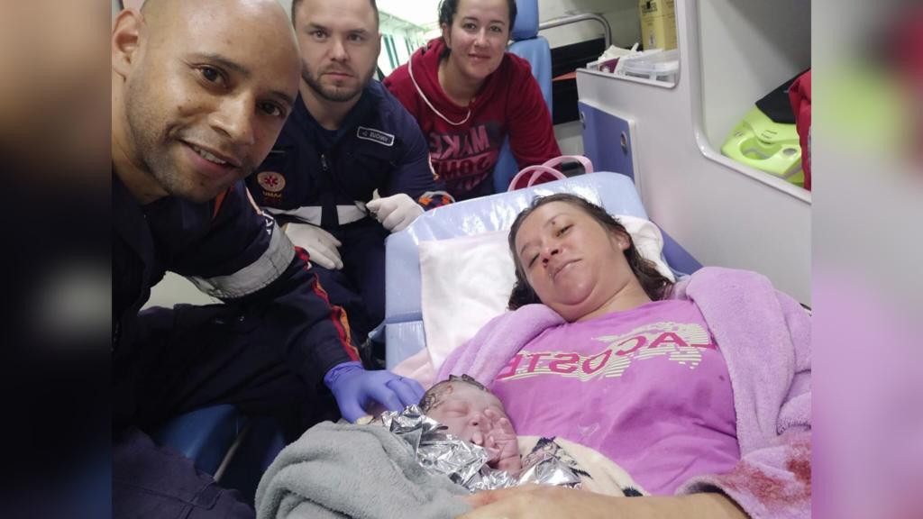 Bebê apressadinha nasce na sala de casa durante parto de emergência em Tijucas