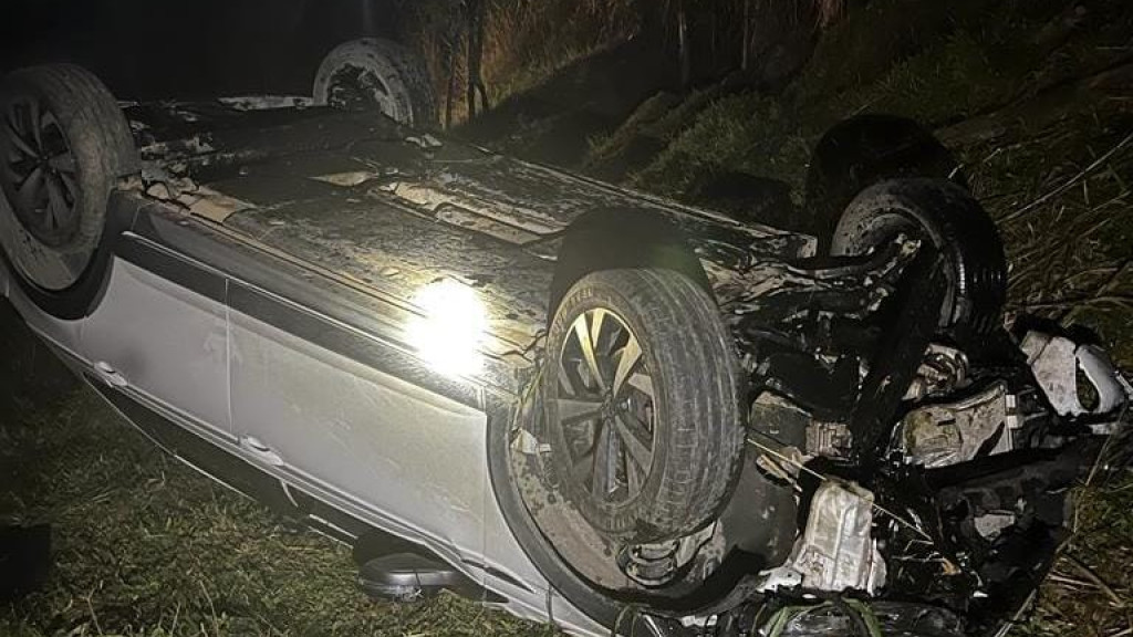 Motorista sob suspeitas de embriaguez capota com carro na SC-410, em Tijucas