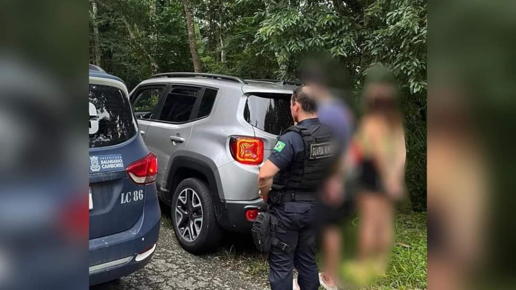 Casal é flagrado passeando em veículo furtado em Balneário Camboriú