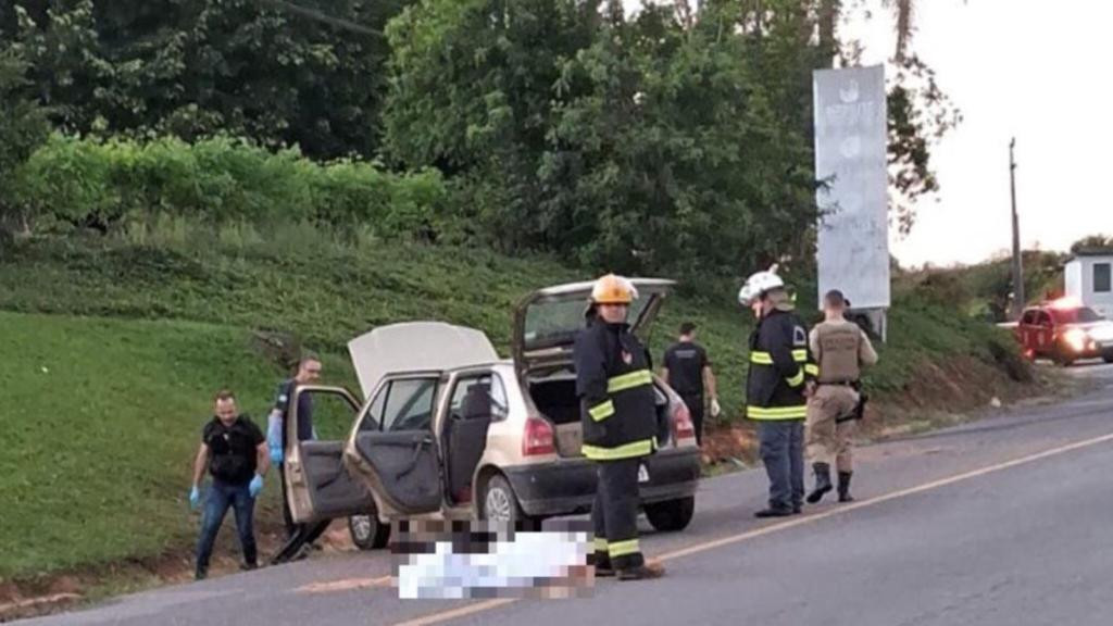 Motorista é ejetado para fora de carro e morre após capotar veículo